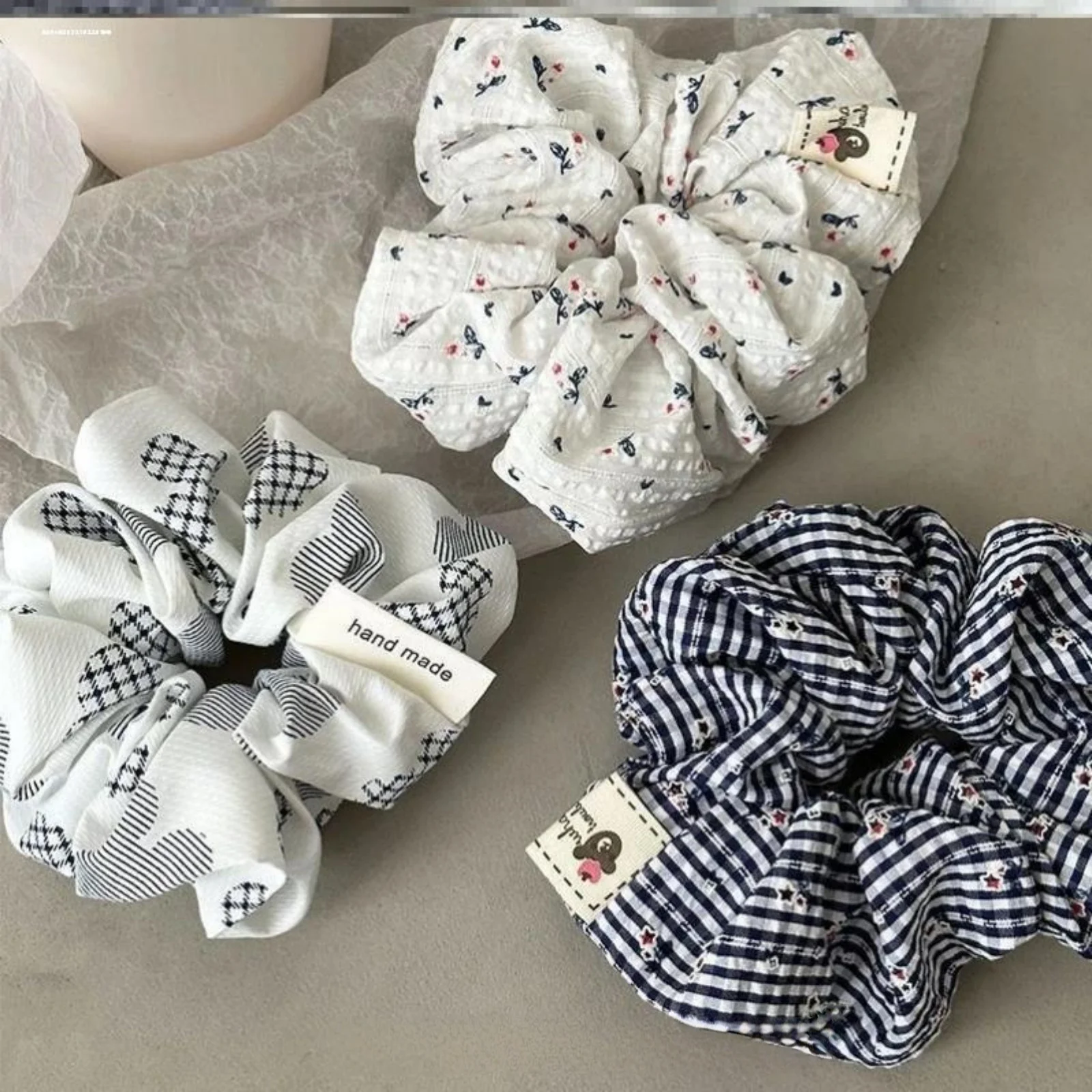 Literary Small Flower Ponytail - Tie Bar Clip recension och pris