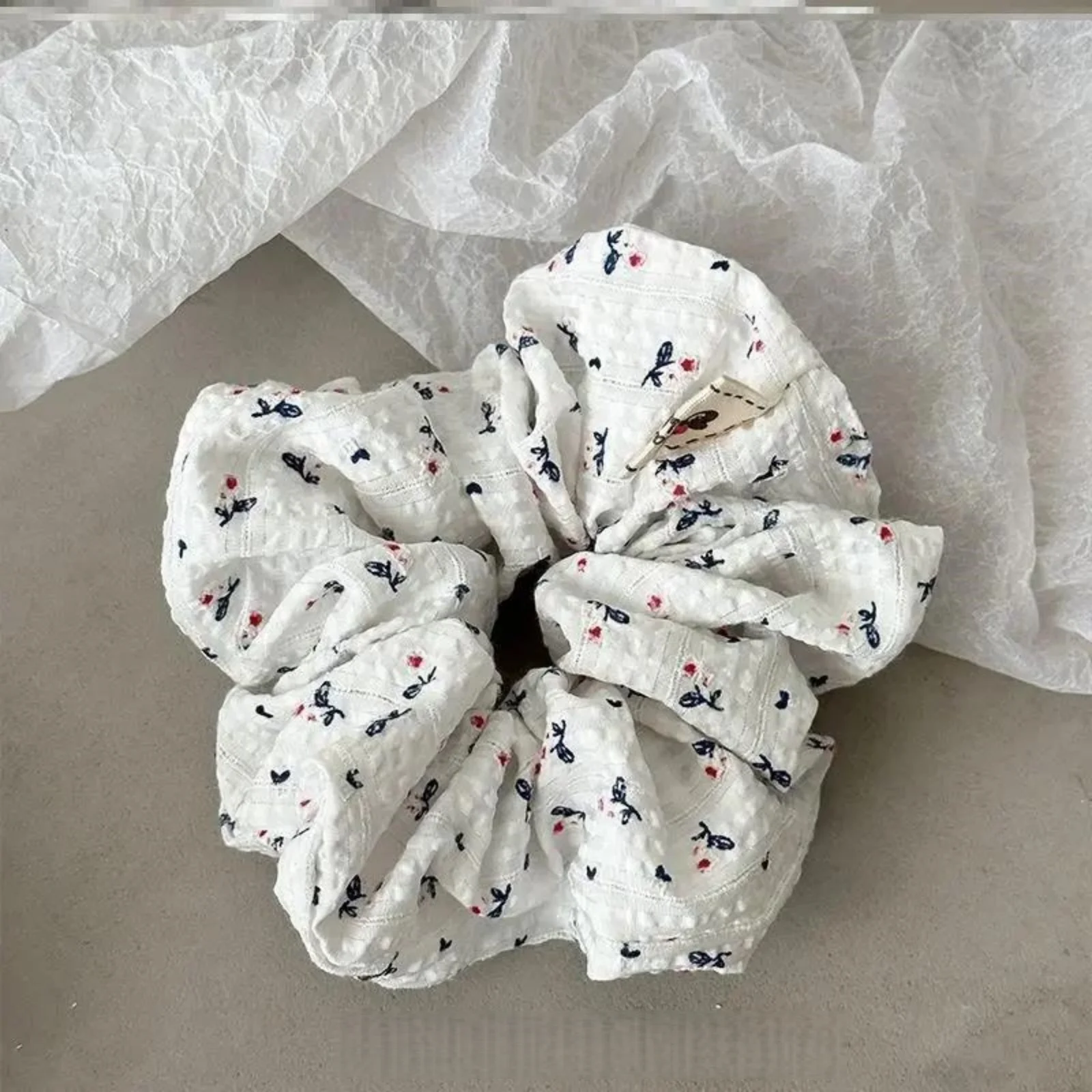 Literary Small Flower Ponytail - Tie Bar Clip recension och pris